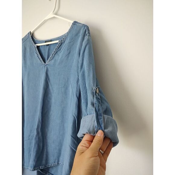 Hannah Women's Size Medium Light Wash Blue Denim V Neck Hi Lo Hem Blouse - Picture 3 of 11